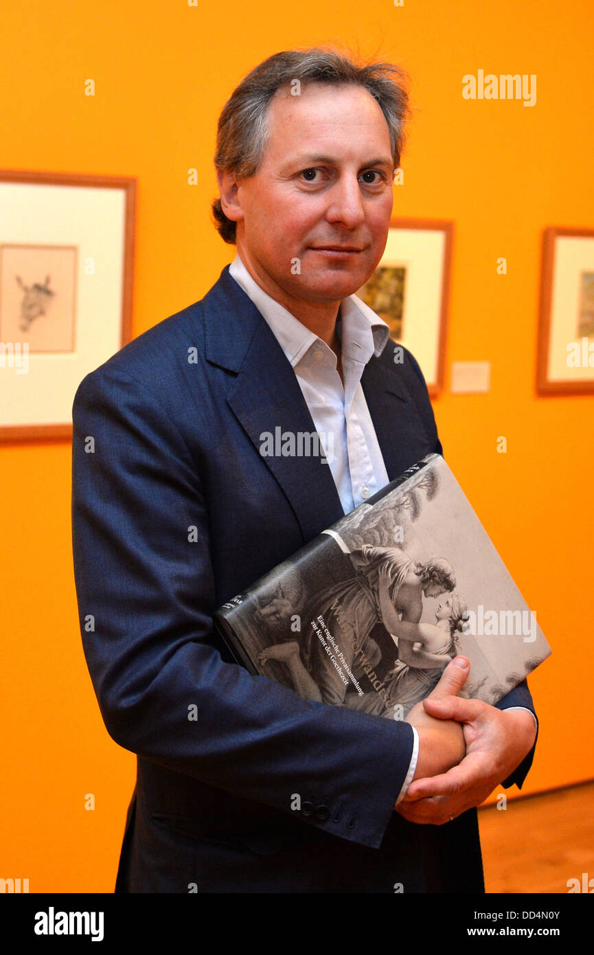 Britischen Privatsammler Charles Booth-Clibborn steht in einem Ausstellungsraum vor der Eröffnung der Sonderausstellung "Wahlverwandtschaften" ("Wahlverwandtschaften") im Schiller-Museum in Weimar, Deutschland, 26. August 2013 genannt. Die Ausstellung läuft bis zum 3. November 2013 und konzentriert sich auf die kulturellen Kontakte zwischen Weimar und Großbritannien während der Zeit von Goethe und die Romantik. Die Ausstellung umfasst 91 Zeichnungen und Grafiken von Booth-Clibborn und 21 Kunstwerke aus den grafischen Sammlungen der Klassik Stiftung Weimar. Foto: MARC TIRL Stockfoto
