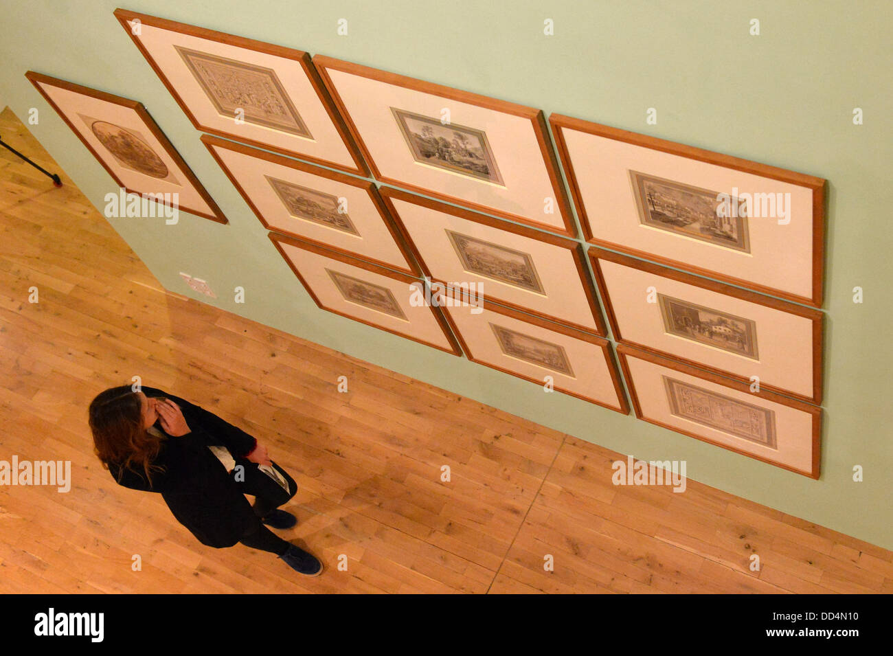 Eine Frau schaut Grafiken von Ferdinand Olivier (1785-1841) vor der Eröffnung der Sonderausstellung "Wahlverwandtschaften" ("Wahlverwandtschaften") im Schiller-Museum in Weimar, Deutschland, 26. August 2013 genannt. Die Ausstellung läuft bis zum 3. November 2013 und konzentriert sich auf die kulturellen Kontakte zwischen Weimar und Großbritannien während der Zeit von Goethe und die Romantik. Die Show zeigt 91 Zeichnungen und Grafiken von Booth-Clibborn und 21 Kunstwerke aus den grafischen Sammlungen der Klassik Stiftung Weimar. Foto: MARC TIRL Stockfoto