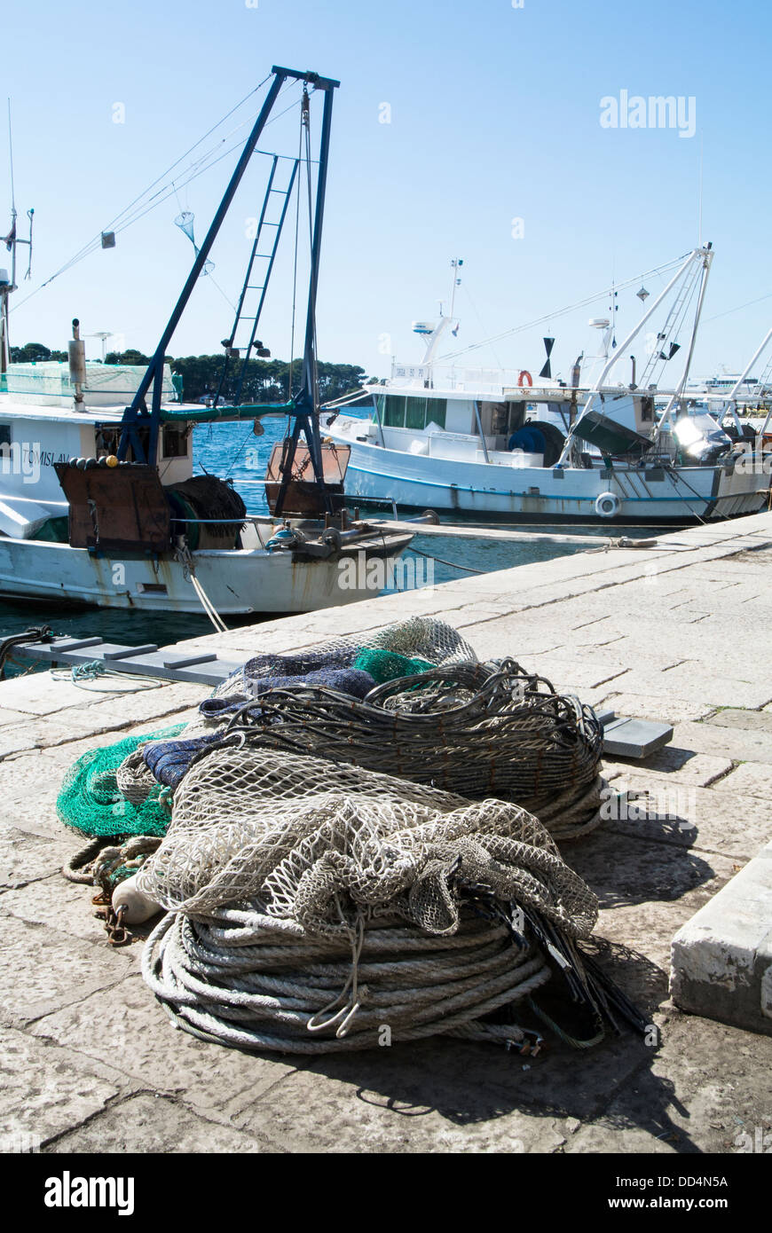 Unteren Trawler mit Otterboards und Netze an der Harbourside Porec an der Adria. Stockfoto