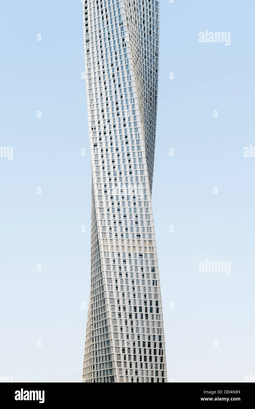 Blick auf neue Cayan Tower einen modernen Wolkenkratzer mit verdrehten Design im Marina District von Dubai VAE Stockfoto