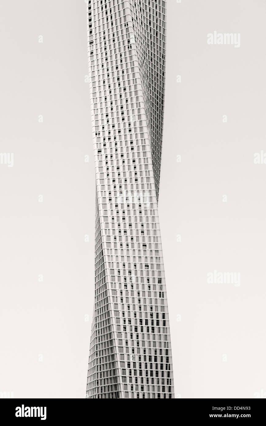 Ansicht der neuen Cayan Turm ein moderner Wolkenkratzer mit Torsion im Yachthafen von Dubai VAE Stockfoto
