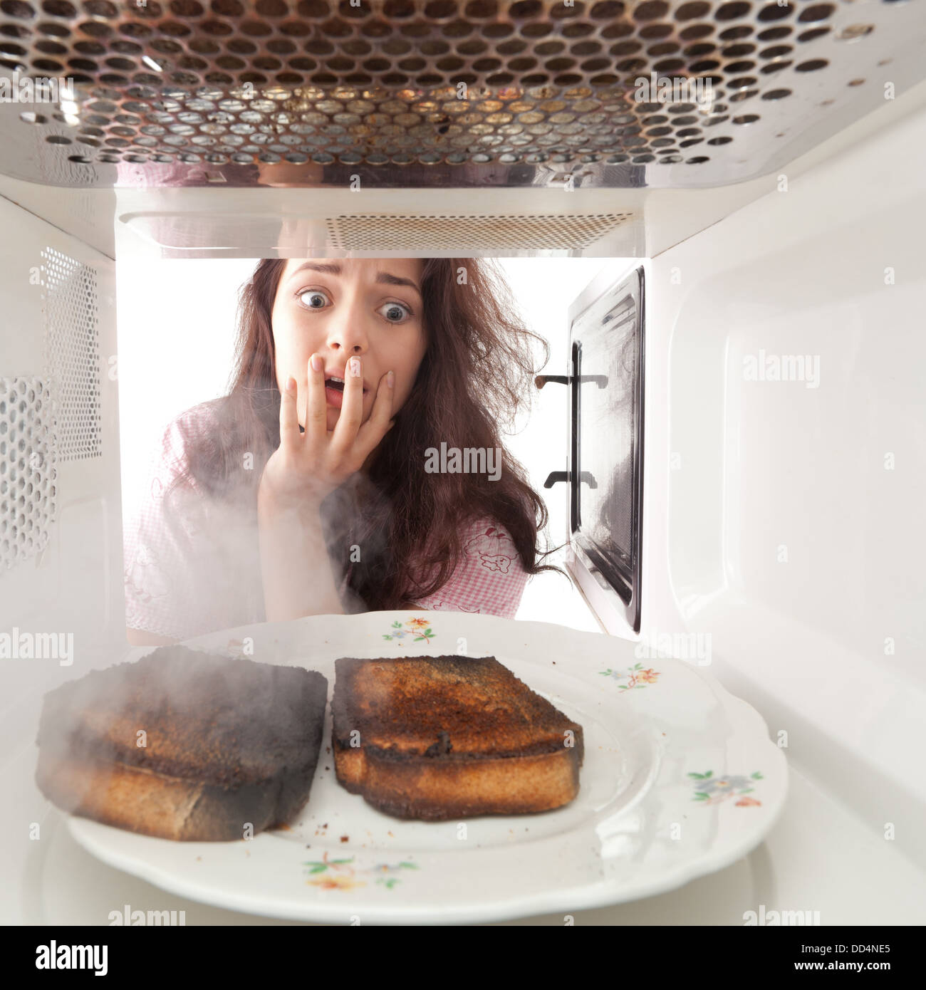 Junges Mädchen verbrannten Toast in der Mikrowelle Stockfotografie - Alamy