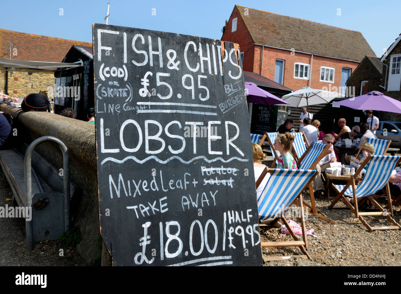 Whitstable, Kent, England, UK. Fish &amp; Chips-Laden am Strand Stockfoto
