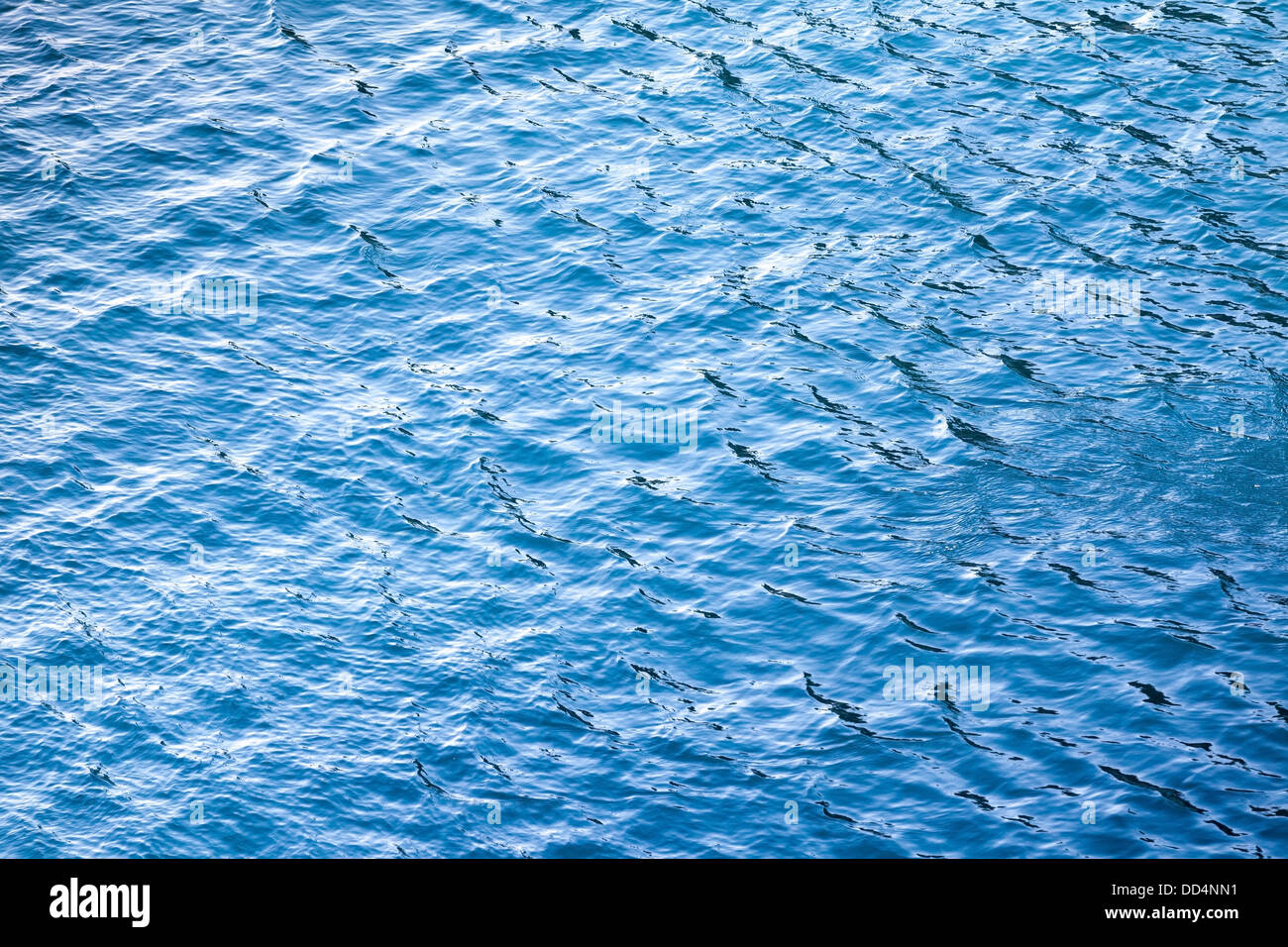 Blaues Meer-Wasser-Oberfläche. Natürliche Hintergrundtextur Stockfoto