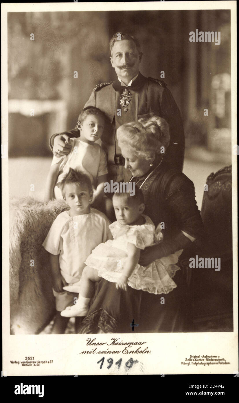 AK Das Kaiserpaar Mit Seinen Enkeln, Wilhelm II, Auguste Viktoria