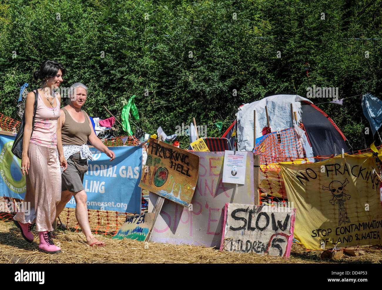 Balcombe, West Sussex, UK. 26. August 2013. Natalie Hynde, links, Tochter des Prätendenten Chrissie Hynde Umweltschützer-Camp in Balcombe. Die Anti-Fracking, die Aktivisten protestieren gegen Aufbohren von Cuadrilla auf dem Gelände in West Sussex. Im Gegensatz zu den letzten Presseberichten wächst das Lager in der Größe. Bildnachweis: David Burr/Alamy Live-Nachrichten Stockfoto