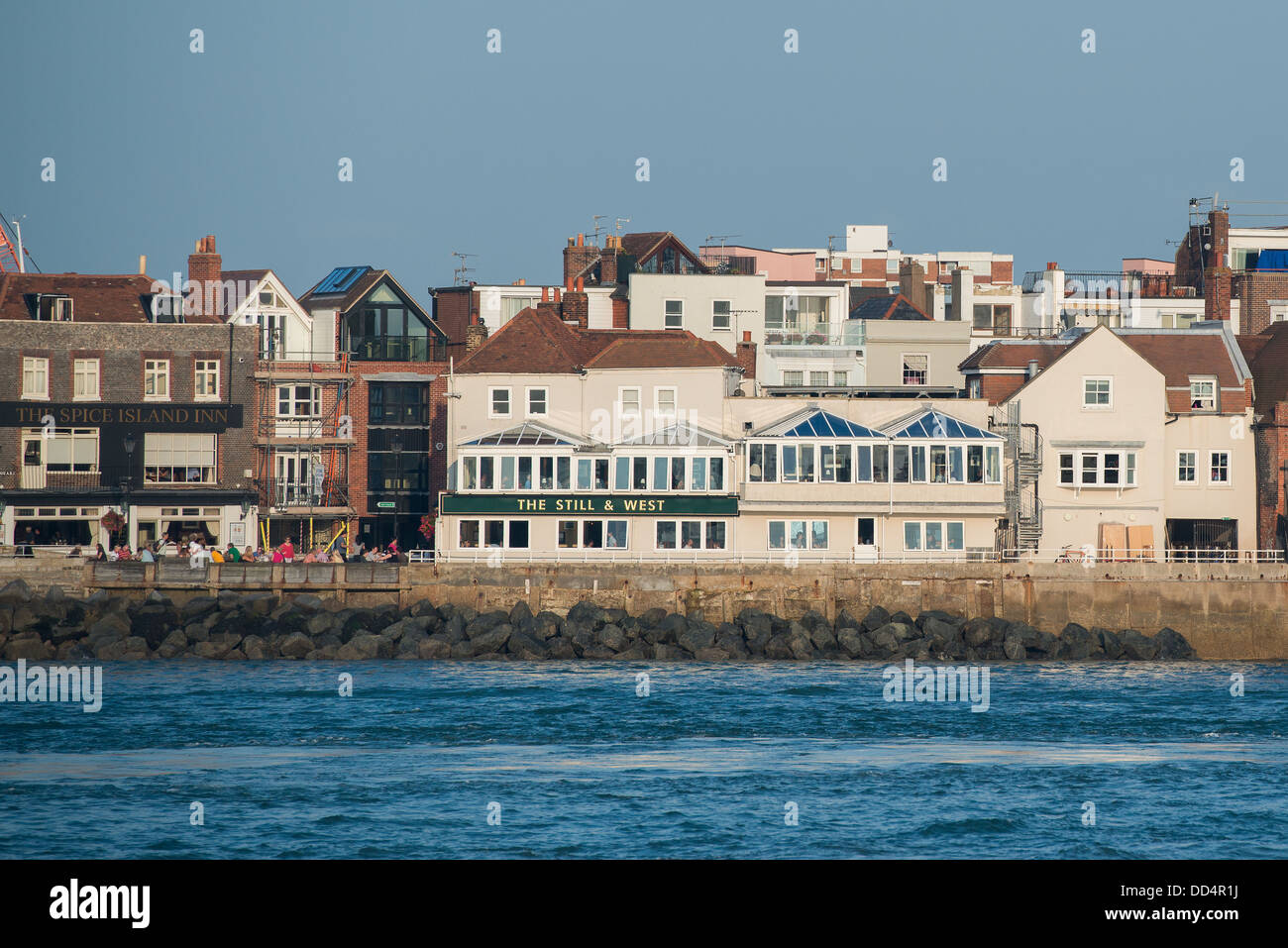 Blick über den Hafen, Old Portsmouth und zwei Kneipen - Spice Island Inn und Still und West auf einen warmen Sommerabend Stockfoto
