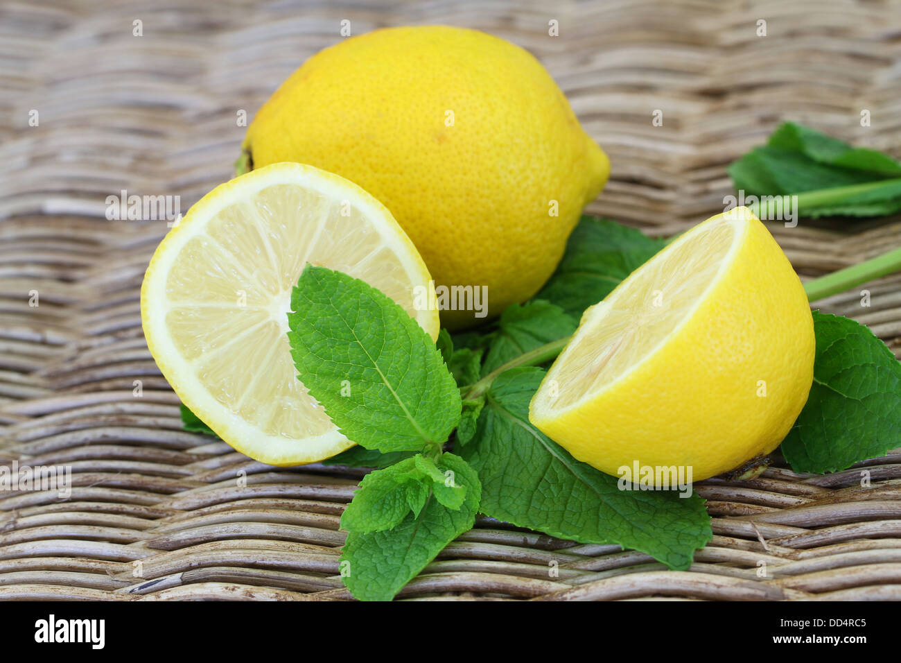 Zitrone und Minze auf Weide, Nahaufnahme Stockfoto