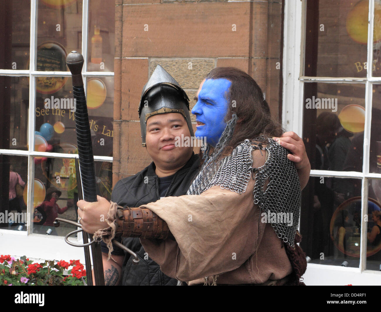 Straße Schauspieler auf Castlehill, Edinburgh als schottische mittelalterliche Soldat beim Edinburgh Fringe Festival, Schottland, Großbritannien Stockfoto