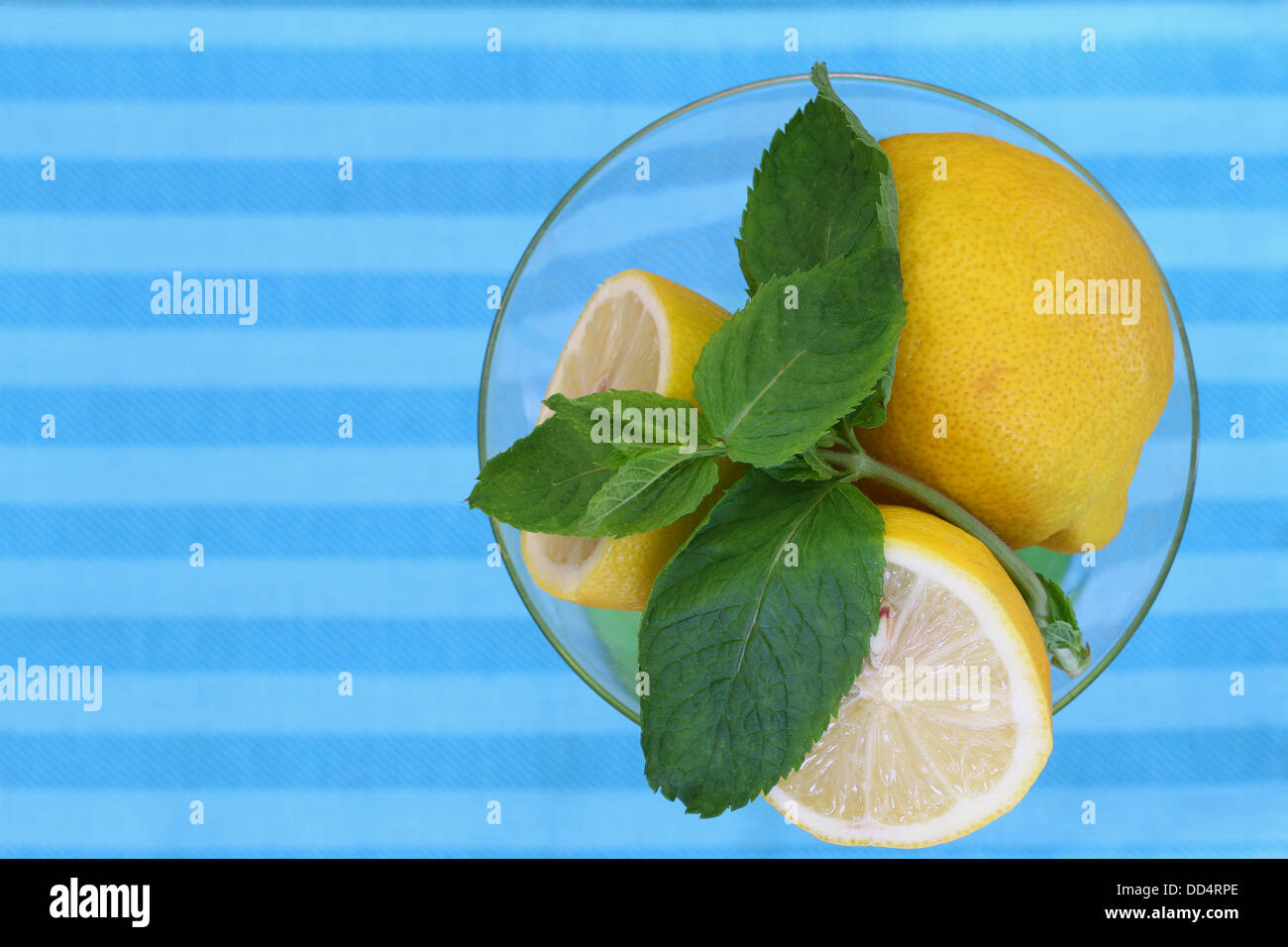 Zitrone und Minze mit Textfreiraum Stockfoto