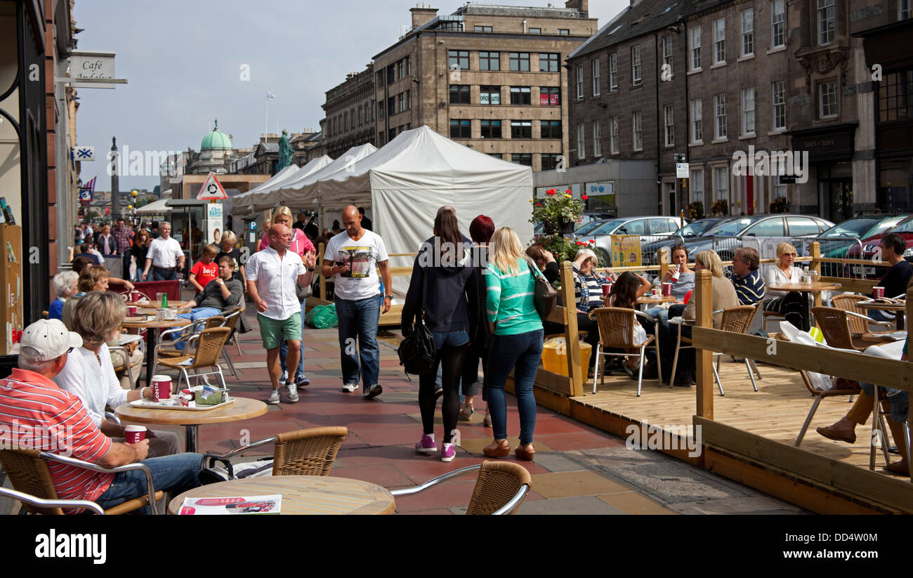 George Street, Edinburgh, Scotland UK Essen alfresco Fringe Festival 2013 Stockfoto