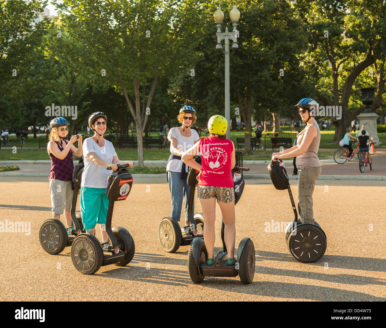 Gruppe von Touristen auf Segway-Fahrzeuge auf einer Gruppenreise auf Pennsylvania Avenue, Washington DC Stockfoto