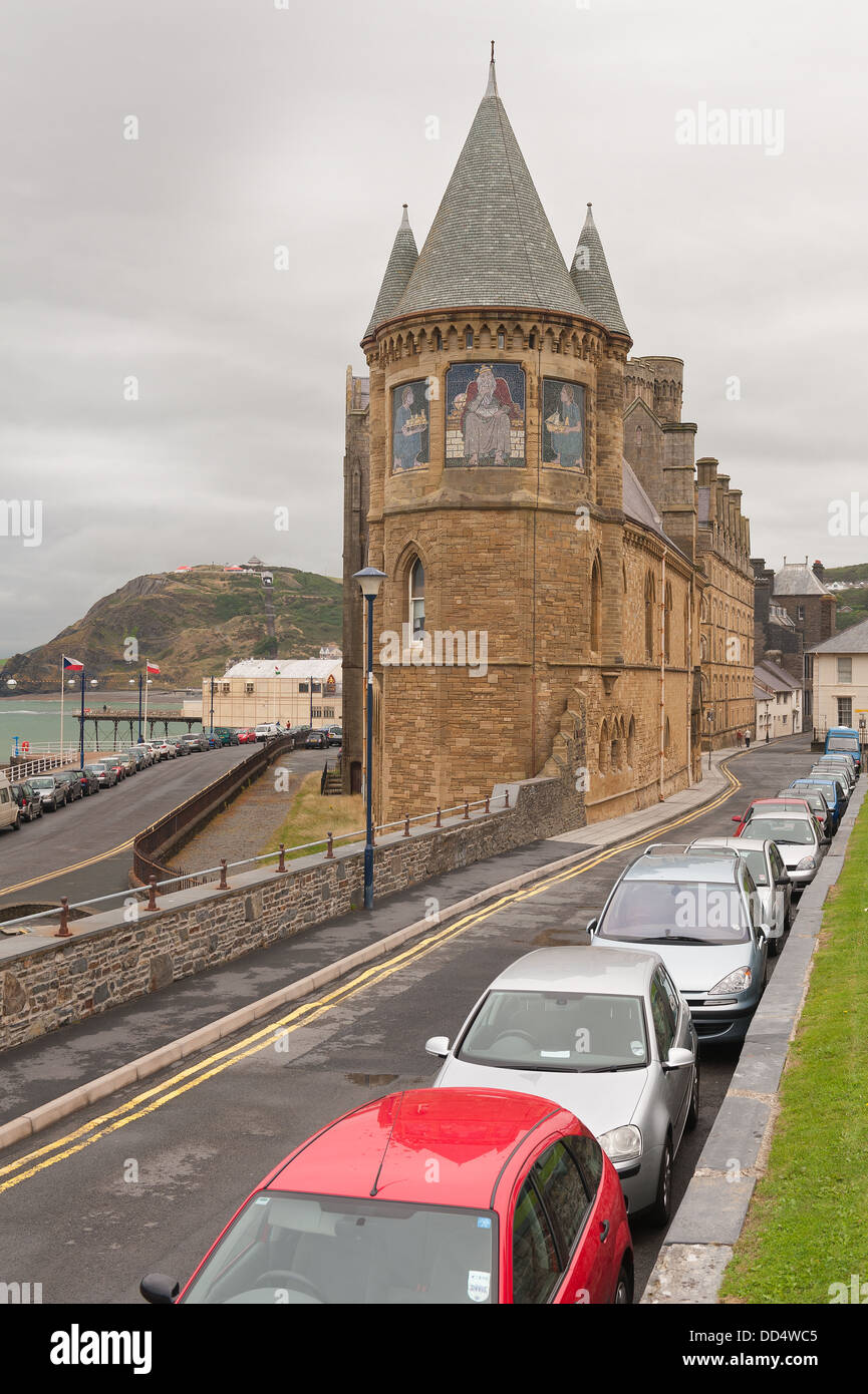 Aberystwyth University alten College Gebäude an bewölkten Tag stand groß und stark gegen stumpf Stimmungsvoller Himmel Stockfoto