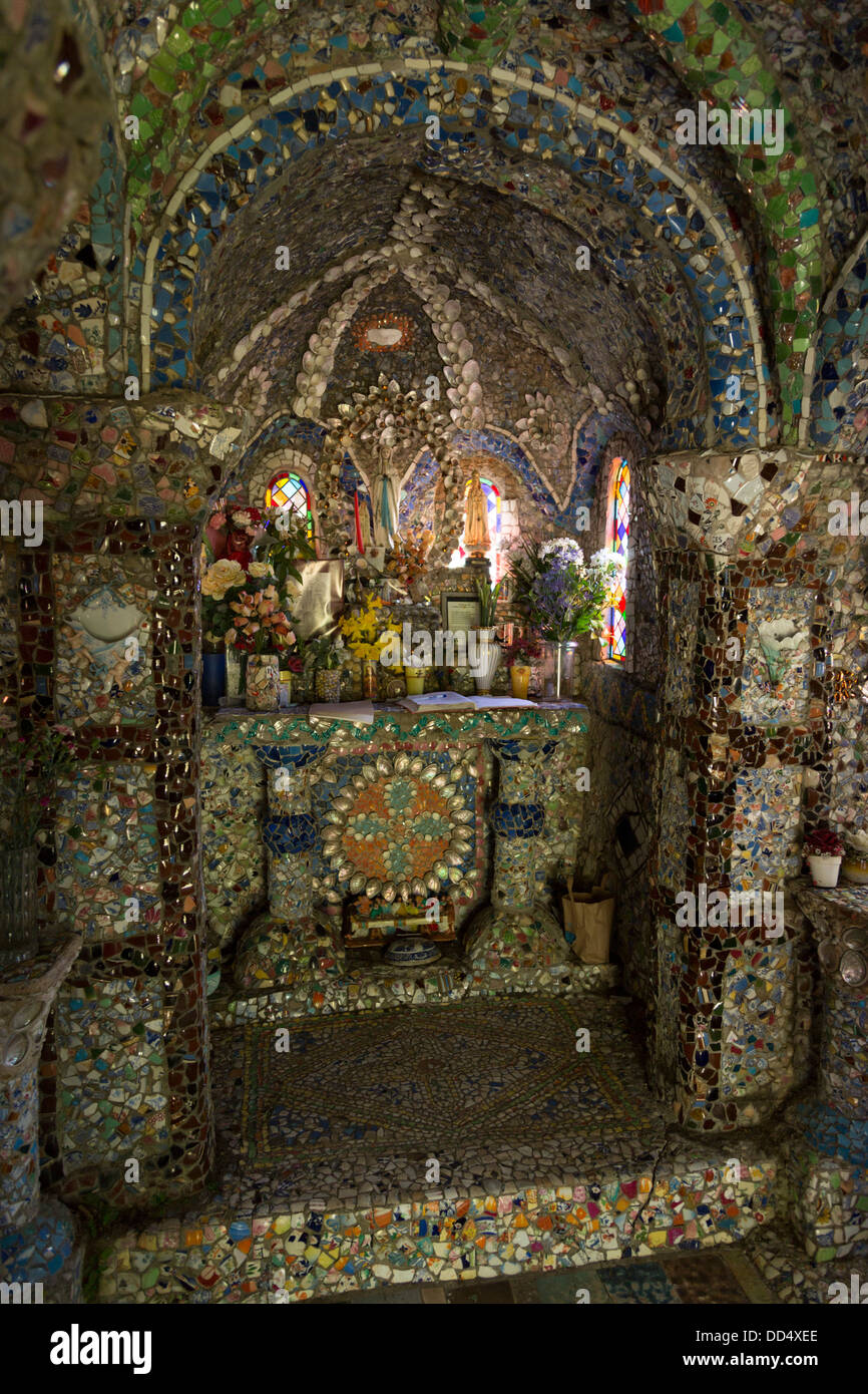 Guernsey 2013. Die kleine Kapelle. dekoriert mit gebrochenen Keramik Stockfoto