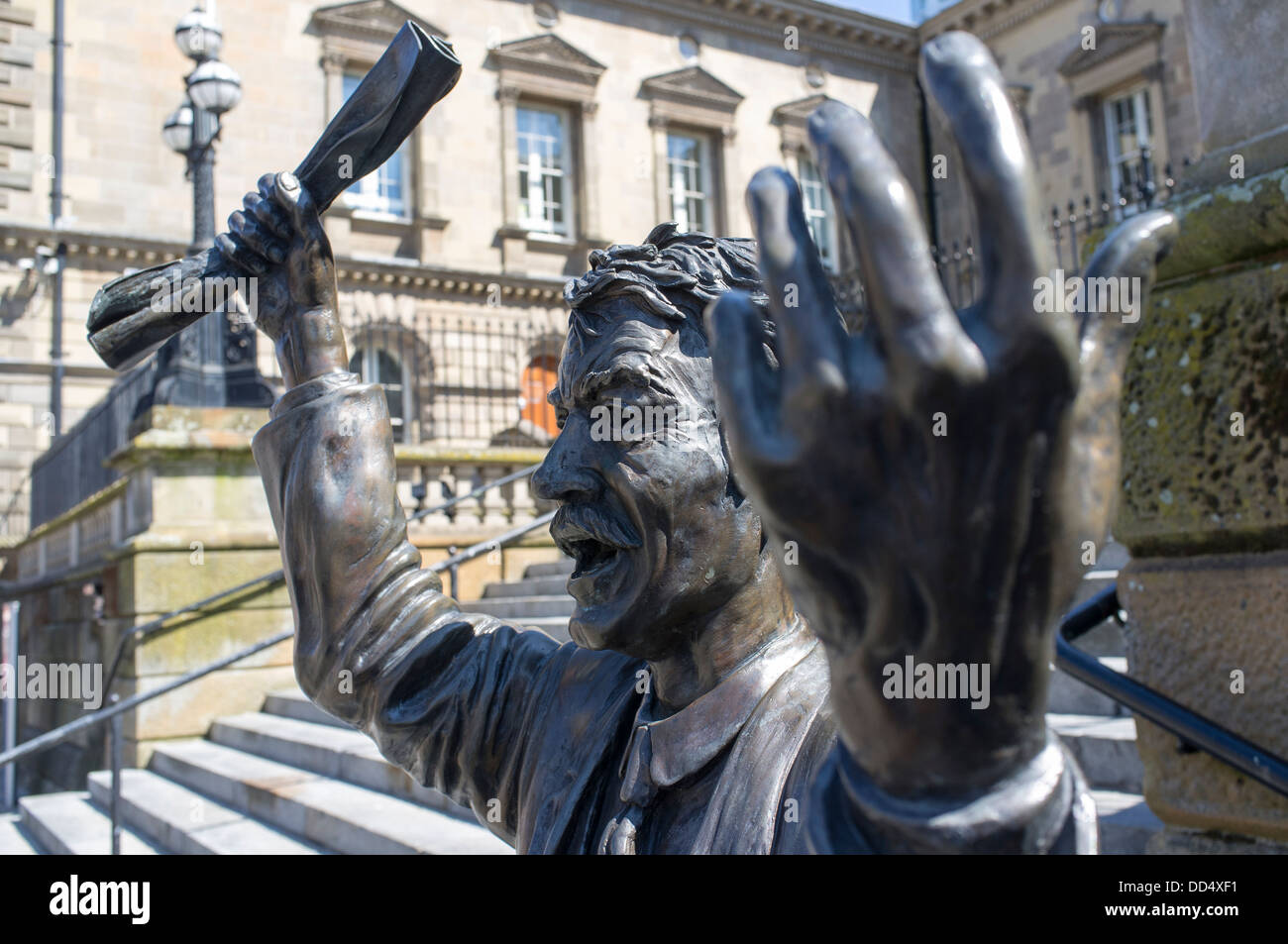 Die Lautsprecher, Custom House Square, Belfast. Lebensgroße Bronze-Skulptur von Gareth Knowles. Stockfoto