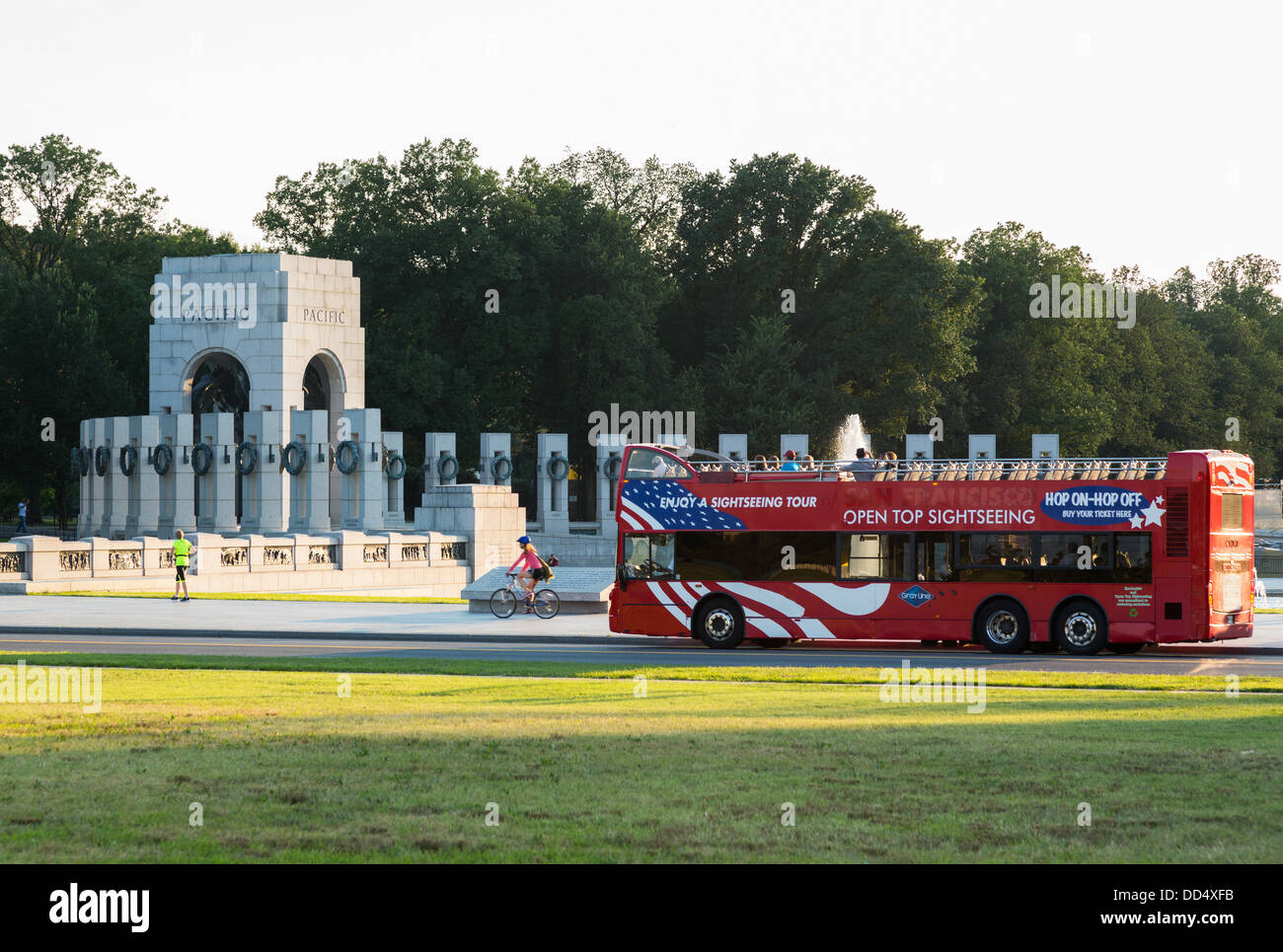 Sightseeing-Bus am US-National World War II Memorial, National Mall in Washington, D.C. USA Stockfoto