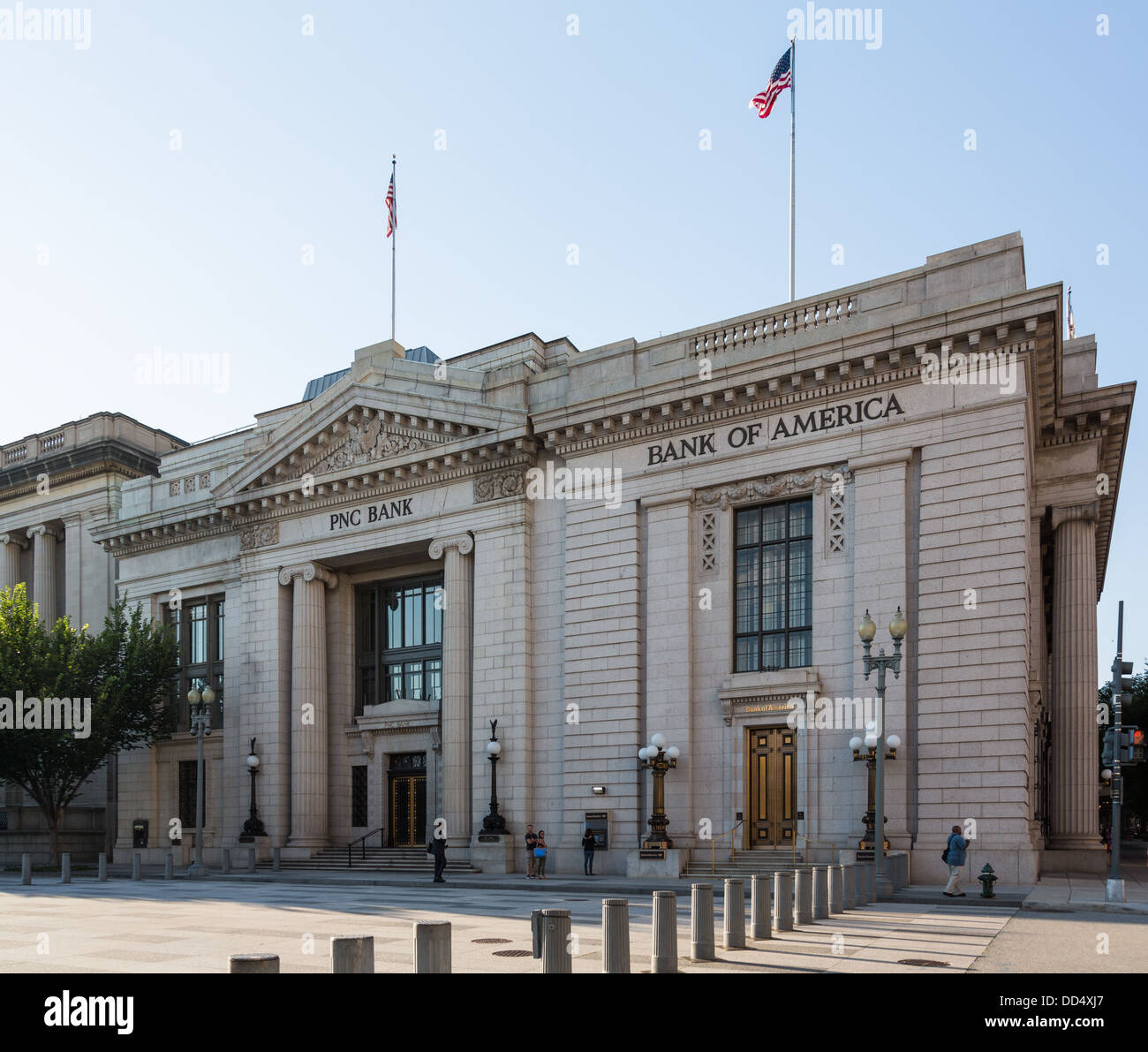 PNC Bank und Bank of America Zweige im selben Gebäude in Washington DC, USA Stockfoto