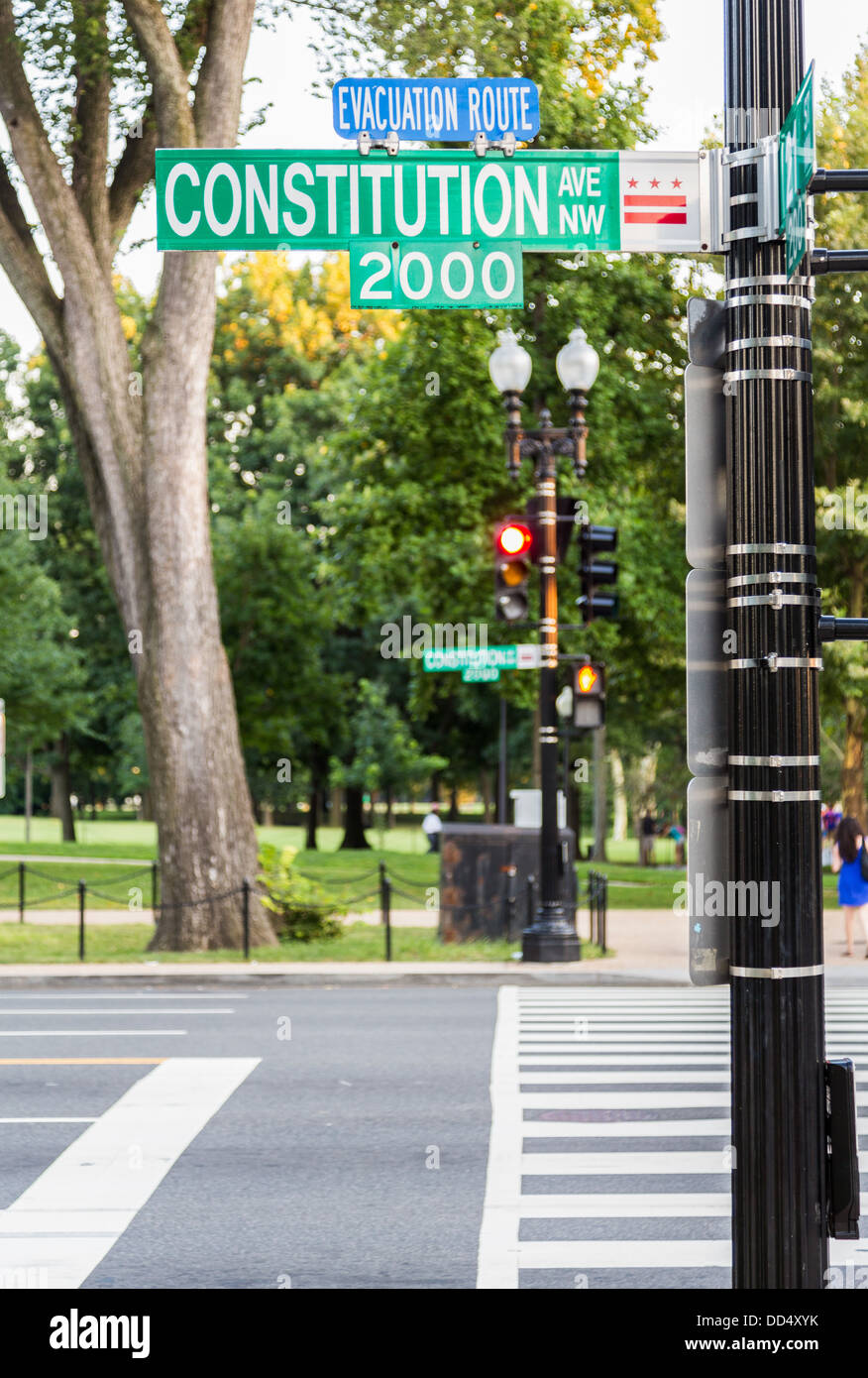 Leere Zebrastreifen oder Gehweg über Verfassung Avenue, Washington DC Stockfoto