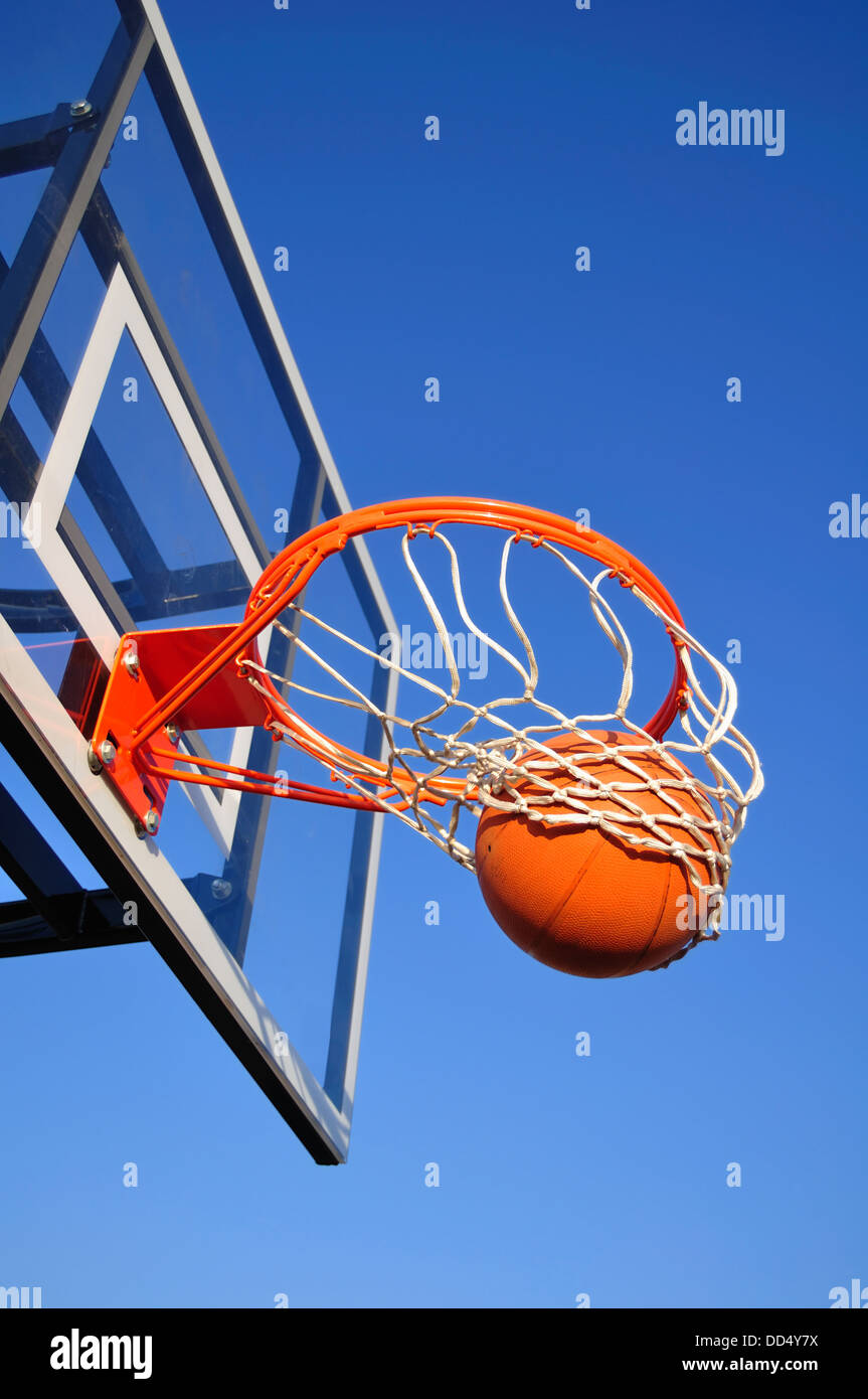 Basketball Shot fallen durch das Netz, Stockfoto