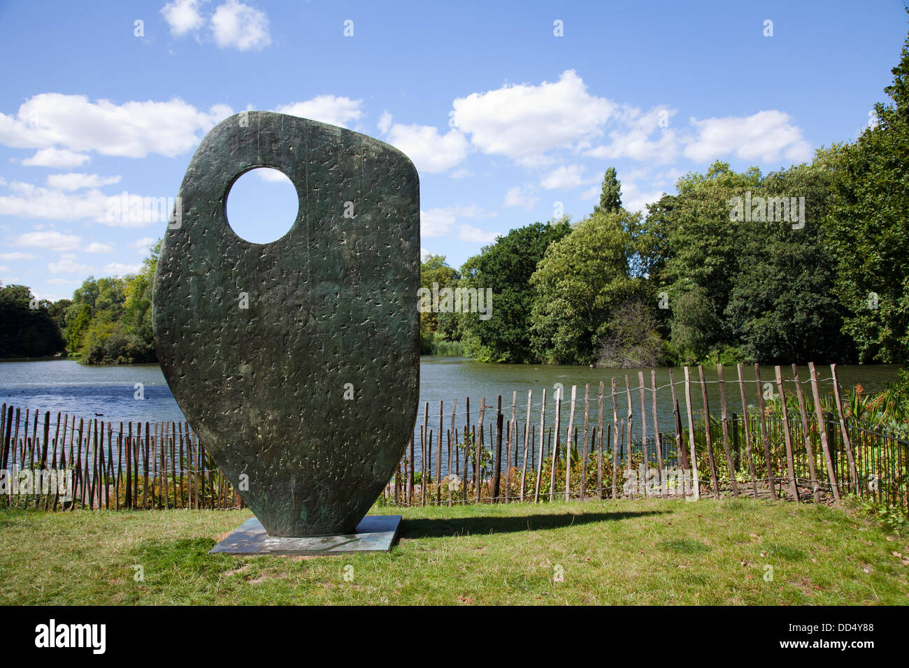 Barbara Hepworth Skulptur "Einzelnes Formular" in Battersea Park - London-UK Stockfoto