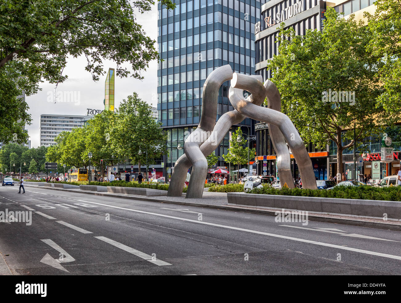 Kunst im öffentlichen Raum Arbeit - Defekte Links der Kette Skulptur stellt Teilung zwischen Ost und West-Berliner auf Tauentzienstraße, Berlin Stockfoto
