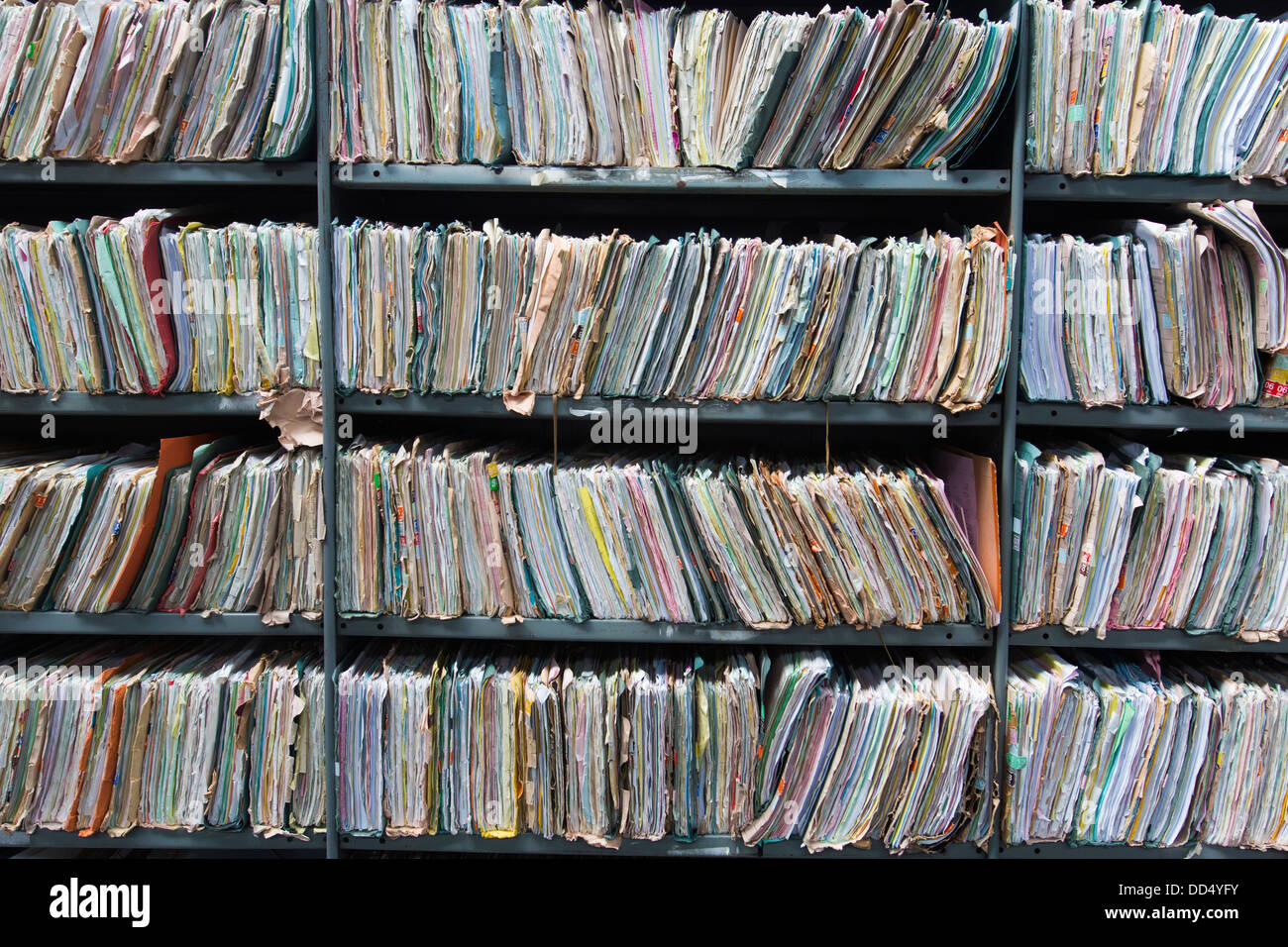 Regale im Lager gefüllt mit Office Papiere, Ordner und Dateien, die jetzt an die digitale Speicherung transkribiert worden. Stockfoto
