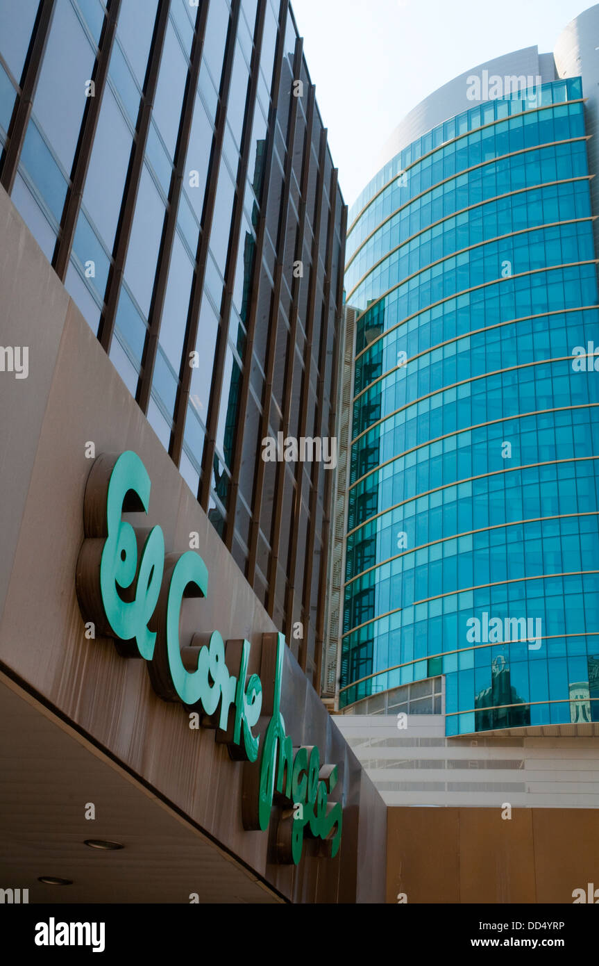 Fassade des Turms Titania und El Corte Ingles. AZCA, Madrid, Spanien. Stockfoto