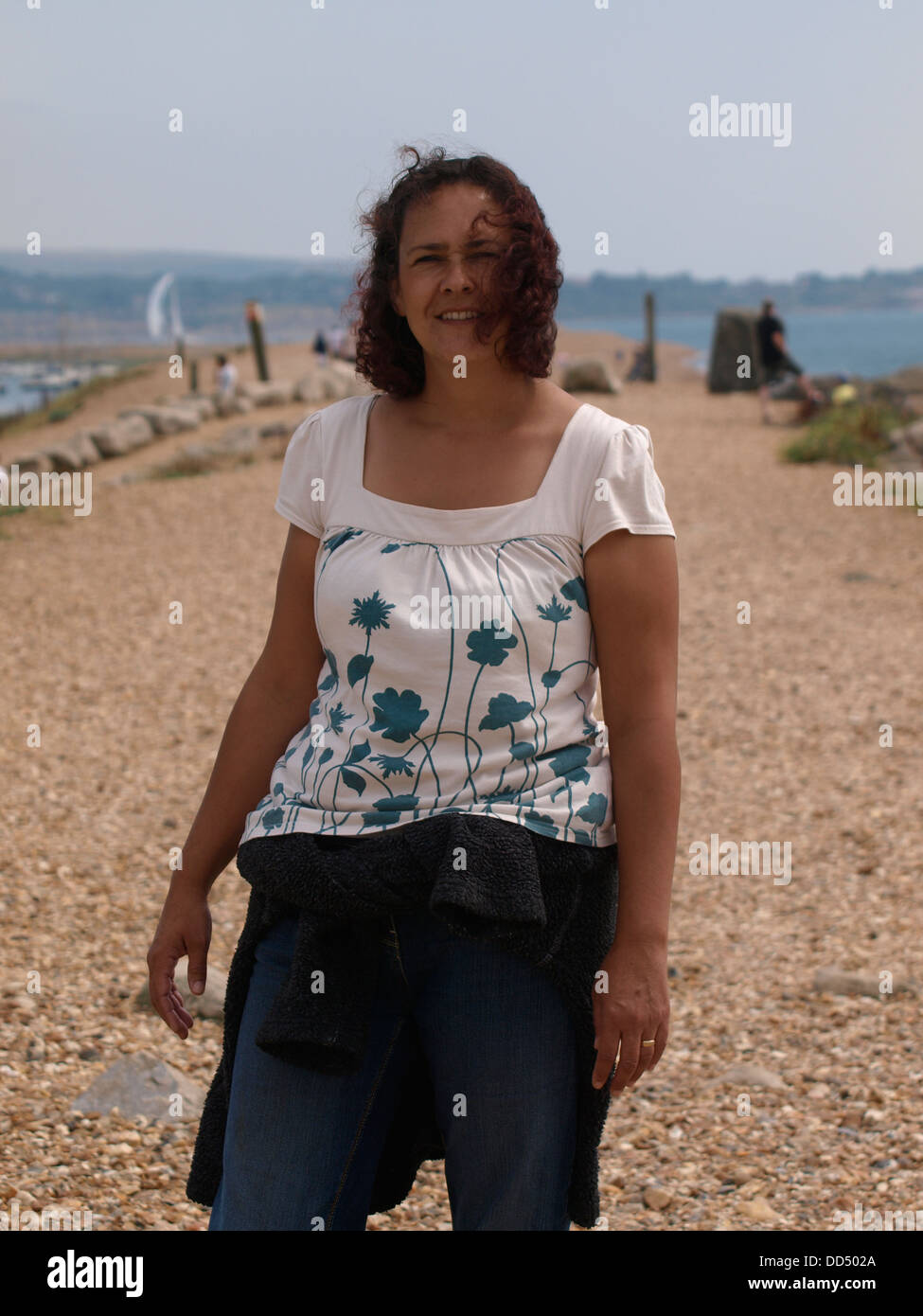 40 Jahre alte Frau an der Küste, UK 2013 Stockfoto