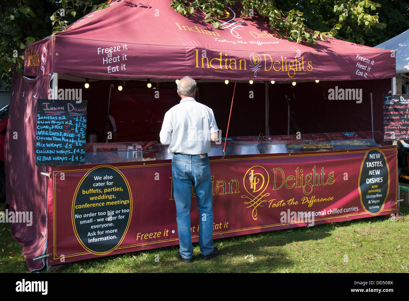 Stonyhurst College, Clitheroe, Großbritannien. 26 August, 2013. Indische Köstlichkeiten Catering und Imbiss an der Great British Food Festival stattfindet, in der Ribble Valley auf der ganzen Bank Holiday Wochenende ein grosser Erfolg von den Organisatoren gelobt. Die Veranstaltung umfasste 80 lokale Produzenten innen und außen und bietet eine tolle Mischung aus den feinsten lokalen Zutaten und warmes Essen von Fantastisch warmes und kaltes Essen angeboten. Stockfoto