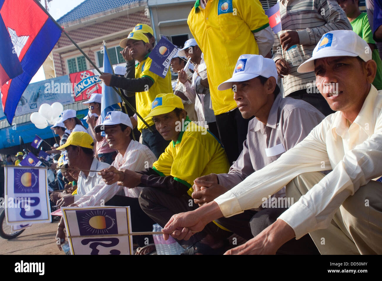 Männer mit Fahnen und Banner sind eine Wahlveranstaltung Kampagne teilnehmen, für gegensätzliche CNRP von Sam Rainsy in Kampong Cham, Kambodscha führte. Stockfoto