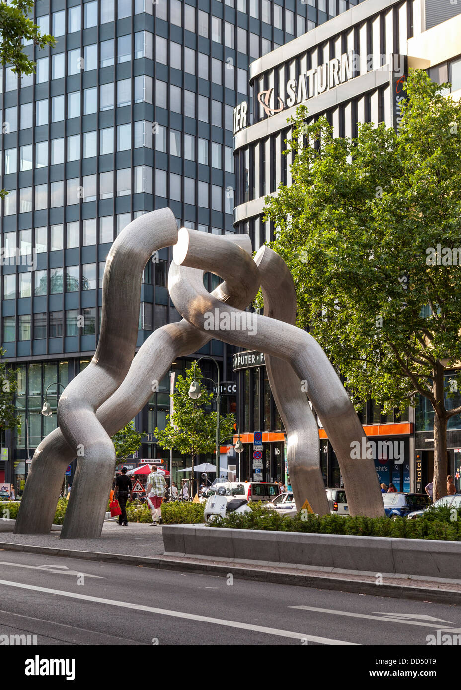 Kunst im öffentlichen Raum Arbeit - Defekte Links der Kette Skulptur stellt Teilung zwischen Ost und West-Berliner auf Tauentzienstraße, Berlin Stockfoto
