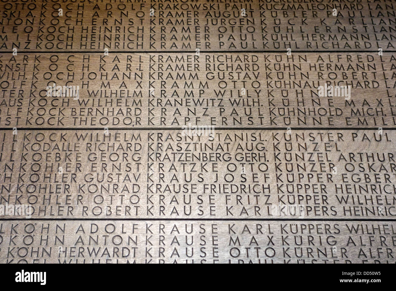 Namen der gefallenen German First World War One bei WW1 Deutscher Soldatenfriedhof Langemark / Studentenfriedhof, Belgien Stockfoto