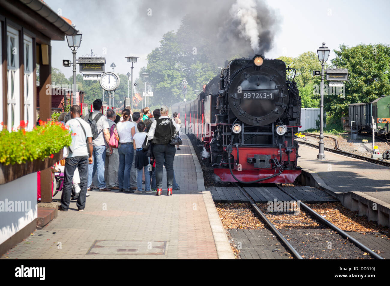 Dampfzug, Ankunft am Westerntor-Bahnhof mit Touristen warten auf Bord, Wernigerode, Sachsen-Anhalt, Deutschland Stockfoto