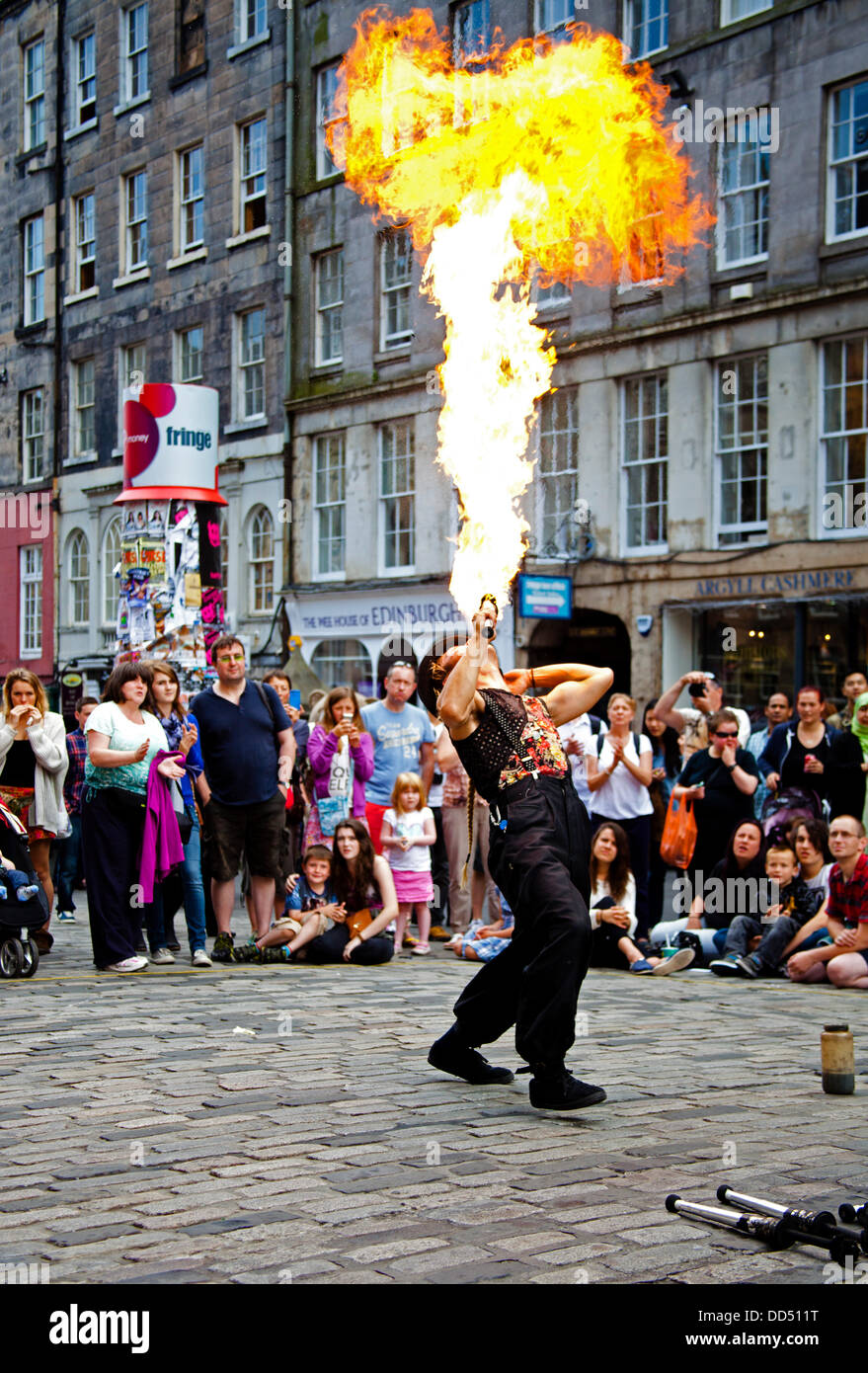 Edinburgh, Großbritannien. August 2013. Kleineres Publikum für den letzten Tag der Straßenaufführungen des Fringe Festivals auf der Royal Mile, Schottland Stockfoto