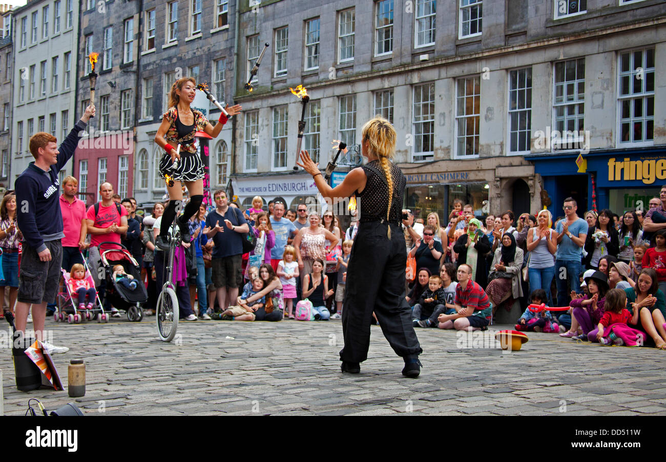Edinburgh, Großbritannien. August 2013. Kleineres Publikum für den letzten Tag der Straßenaufführungen des Fringe Festivals auf der Royal Mile, Schottland Stockfoto