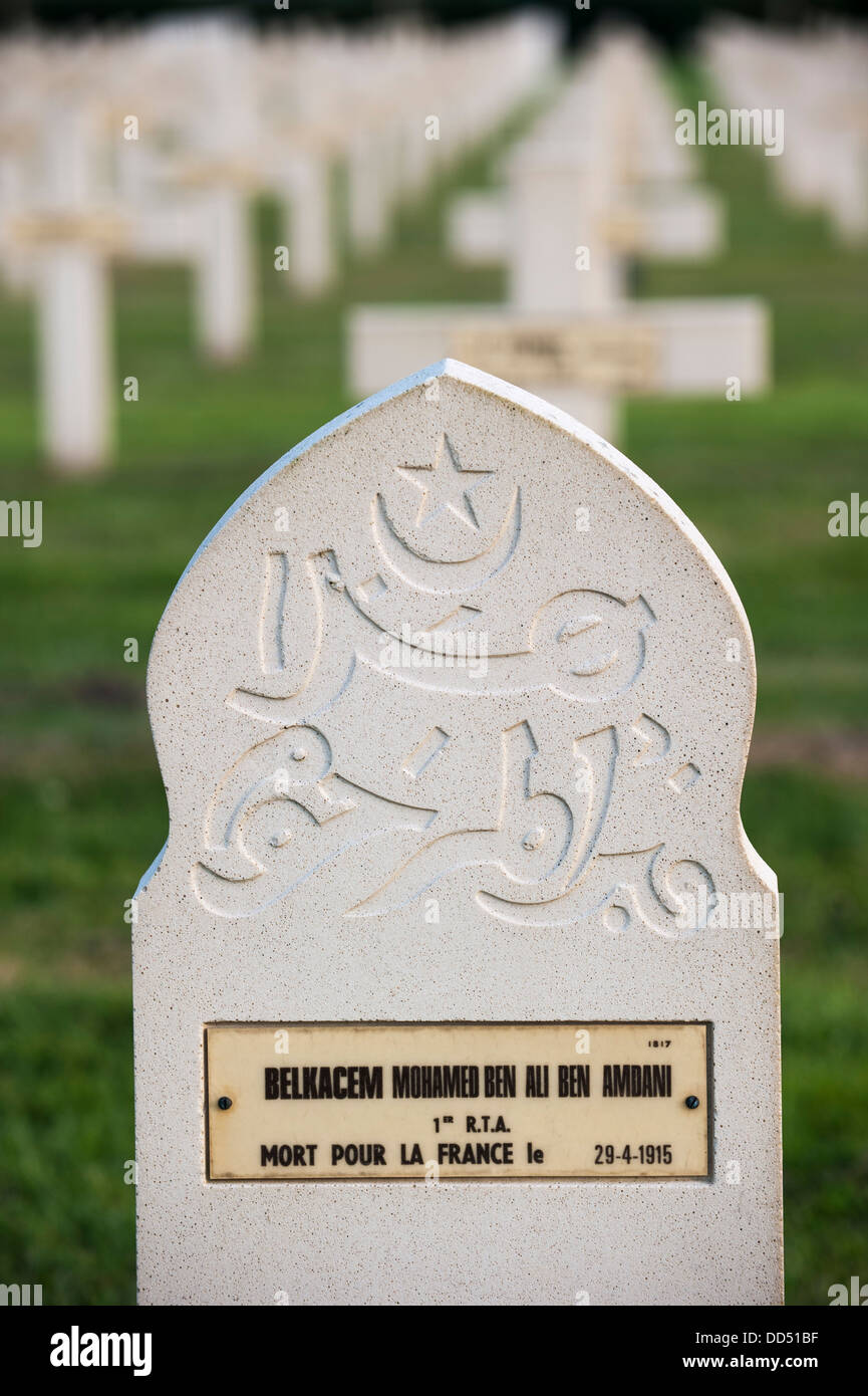 Moslemische Stele unter französischen Gräbern im ersten Weltkrieg ein Friedhof Cimetière National Français de Saint-Charles de Potyze, Belgien Stockfoto