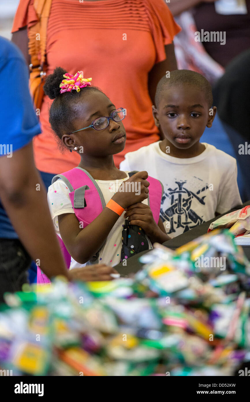 Junge Kinder sammeln Schulmaterial während Hootie Homegrown Roundup auf 24. August 2013 in Charleston, South Carolina. Die Roundup vertreibt Schulmaterial, Dental und Augenuntersuchungen und Haarschnitte für sozial benachteiligte Schüler in Charleston County. Stockfoto