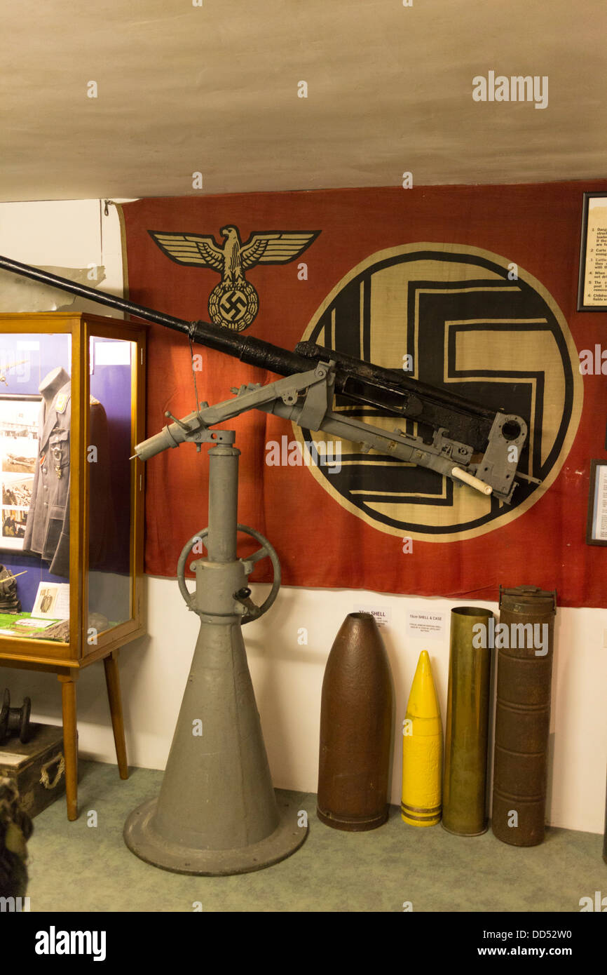 Guernsey 2013. Deutsche Besetzung Museum. Lightgun und Dritte Reich Flagge Stockfoto