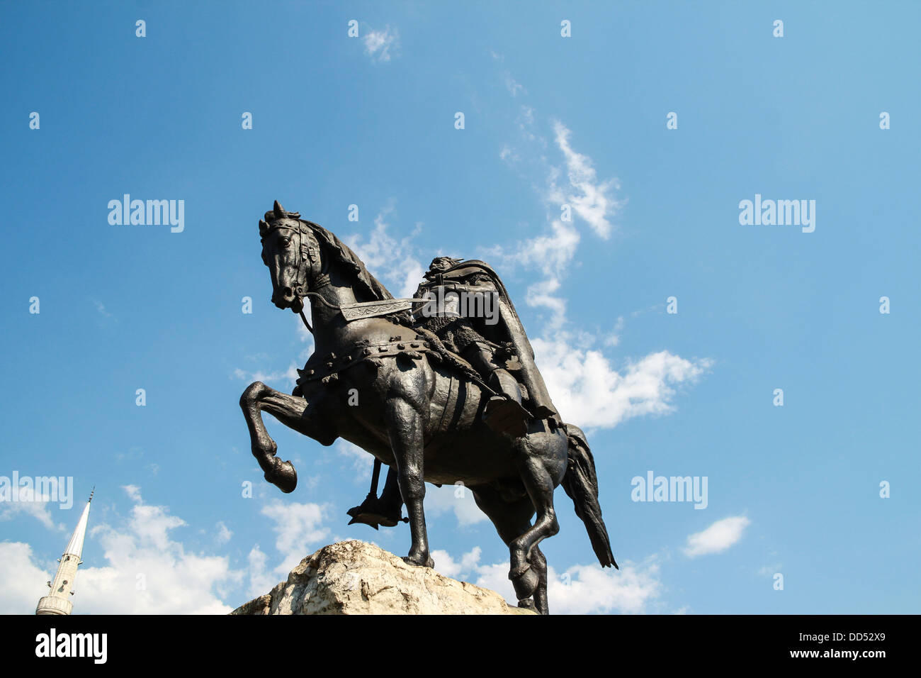 Statue albanischen Nationalhelden George Kastrioti Skanderbeg auf seinem Pferd in den wichtigsten Platz von Tirana, der Hauptstadt von Albanien Stockfoto