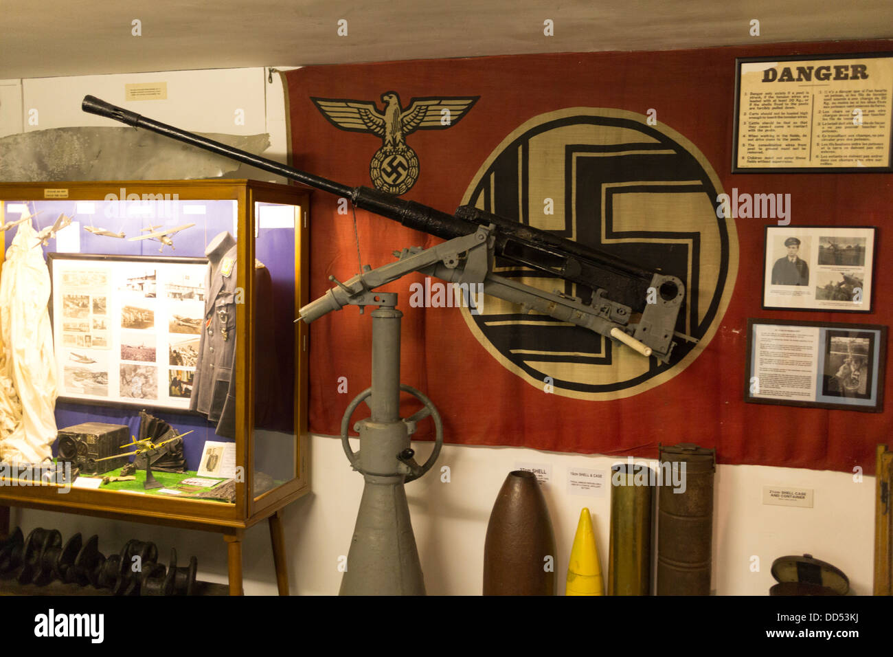 Guernsey 2013. Deutsche Besetzung Museum. Lightgun und Dritte Reich Flagge Stockfoto