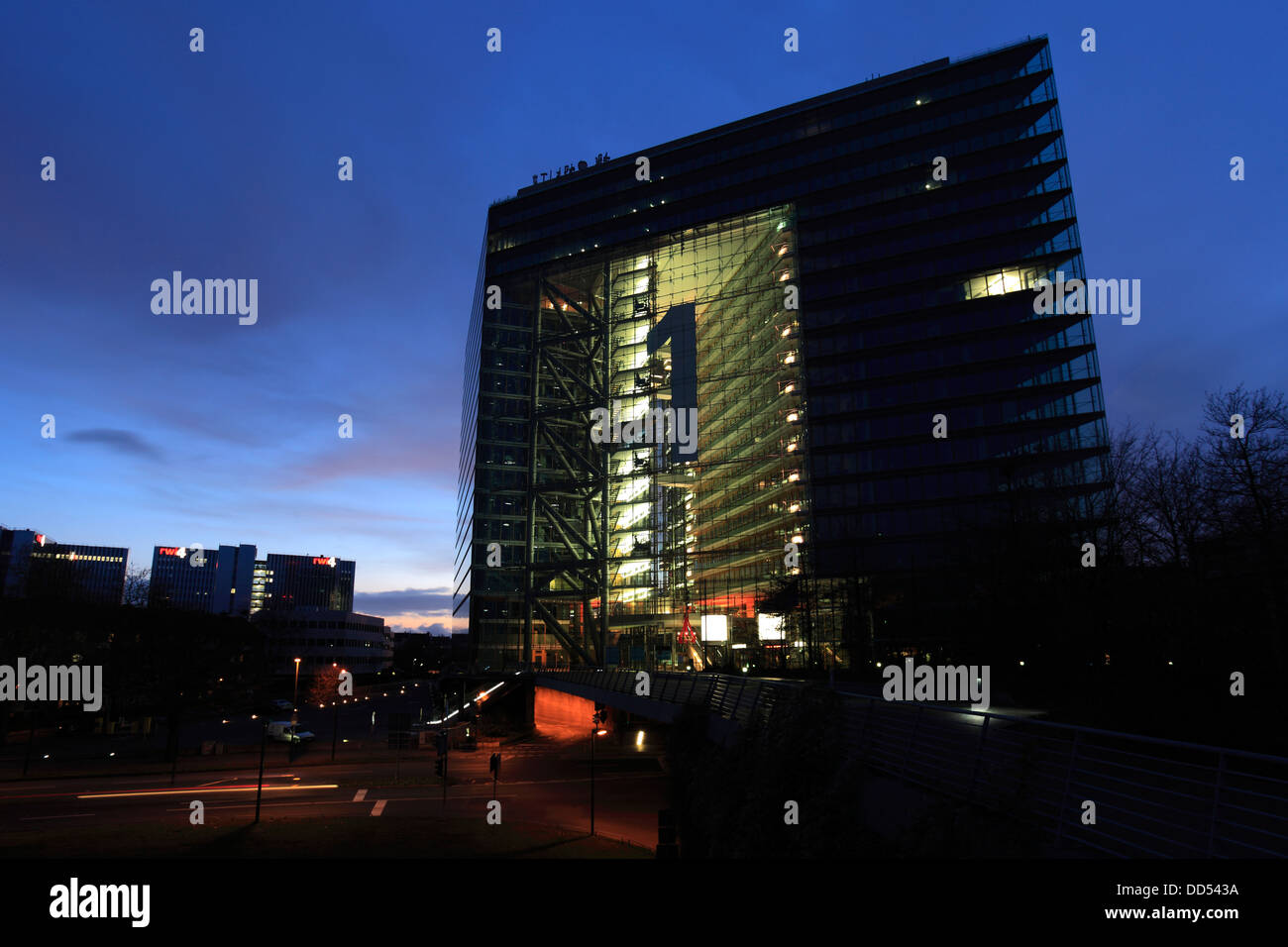 Das Stadttor-Gebäude (Stadttor) in Neuer Zollhof sind bei Nacht, Düsseldorf City Nord-Rhein-Westfalen, Deutschland, Europa. Stockfoto