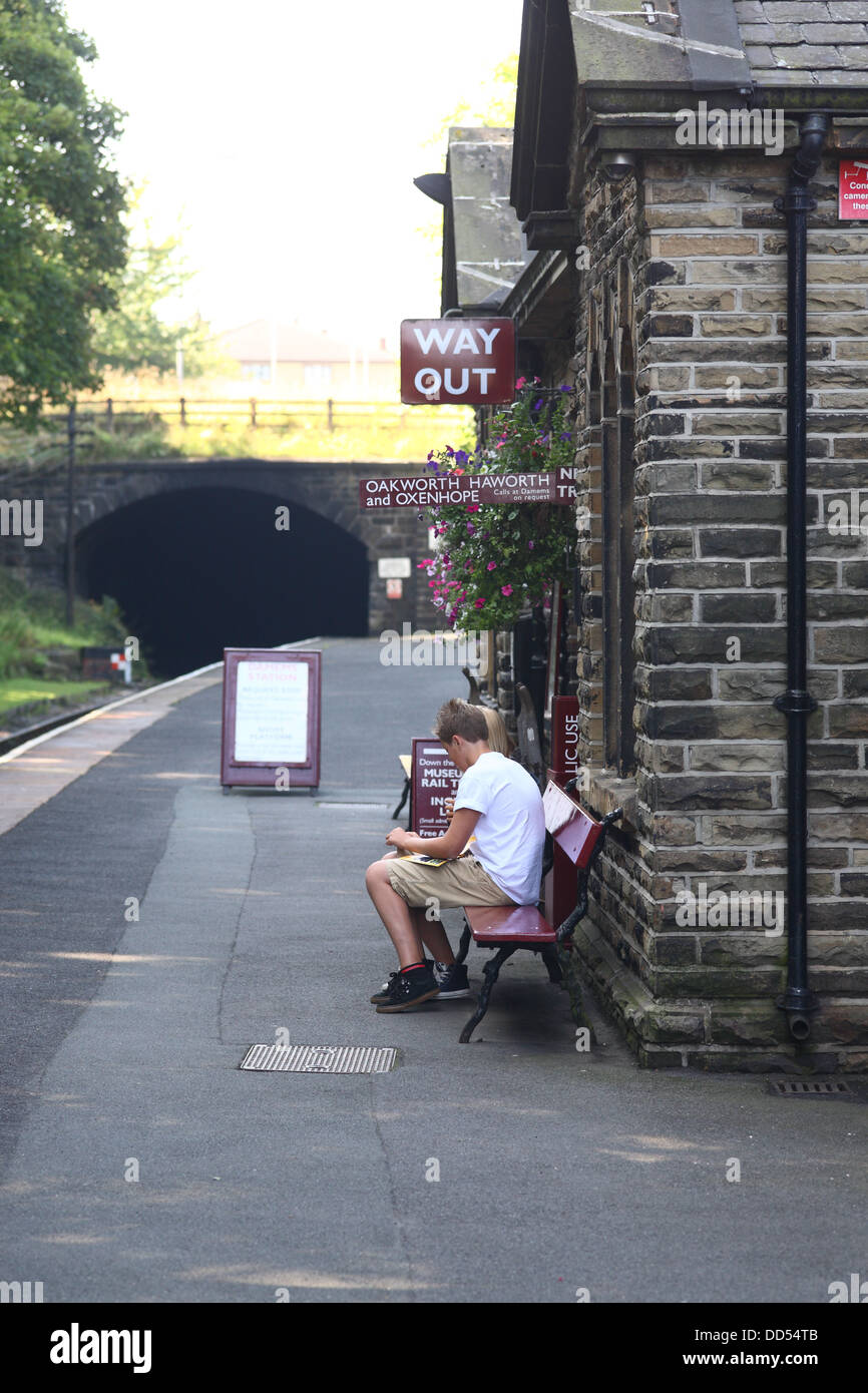 Kinder auf kürzester West Bahnsteig, Keighley und Wert Tal Bahnlinie Stockfoto