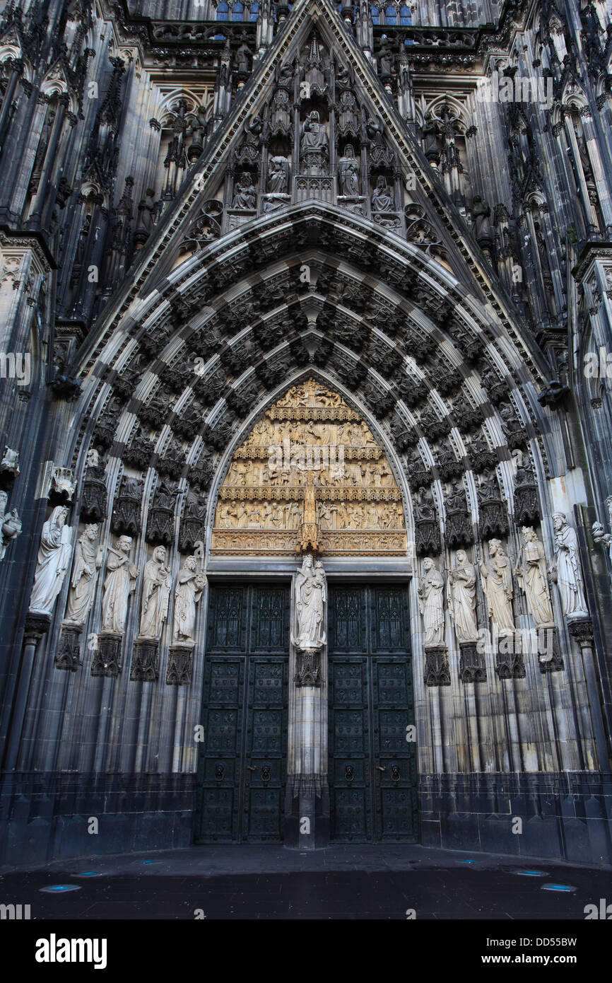 Kunstvolle Steinmetzarbeiten und Details an der Außenwand des Kölner Dom, Kölner City, North Rhine-Westphalia, Deutschland, Europa Stockfoto