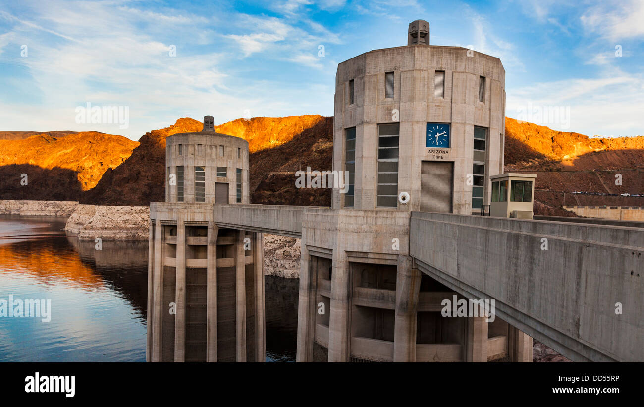 Wasseraufnahme Türme am Hoover-Damm Stockfoto