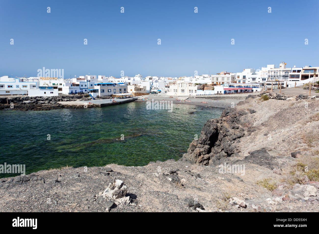 Alter Hafen von El Cotillo, Fuerteventura mit einigen Leuten, Sonne und Wasser genießen. Stockfoto