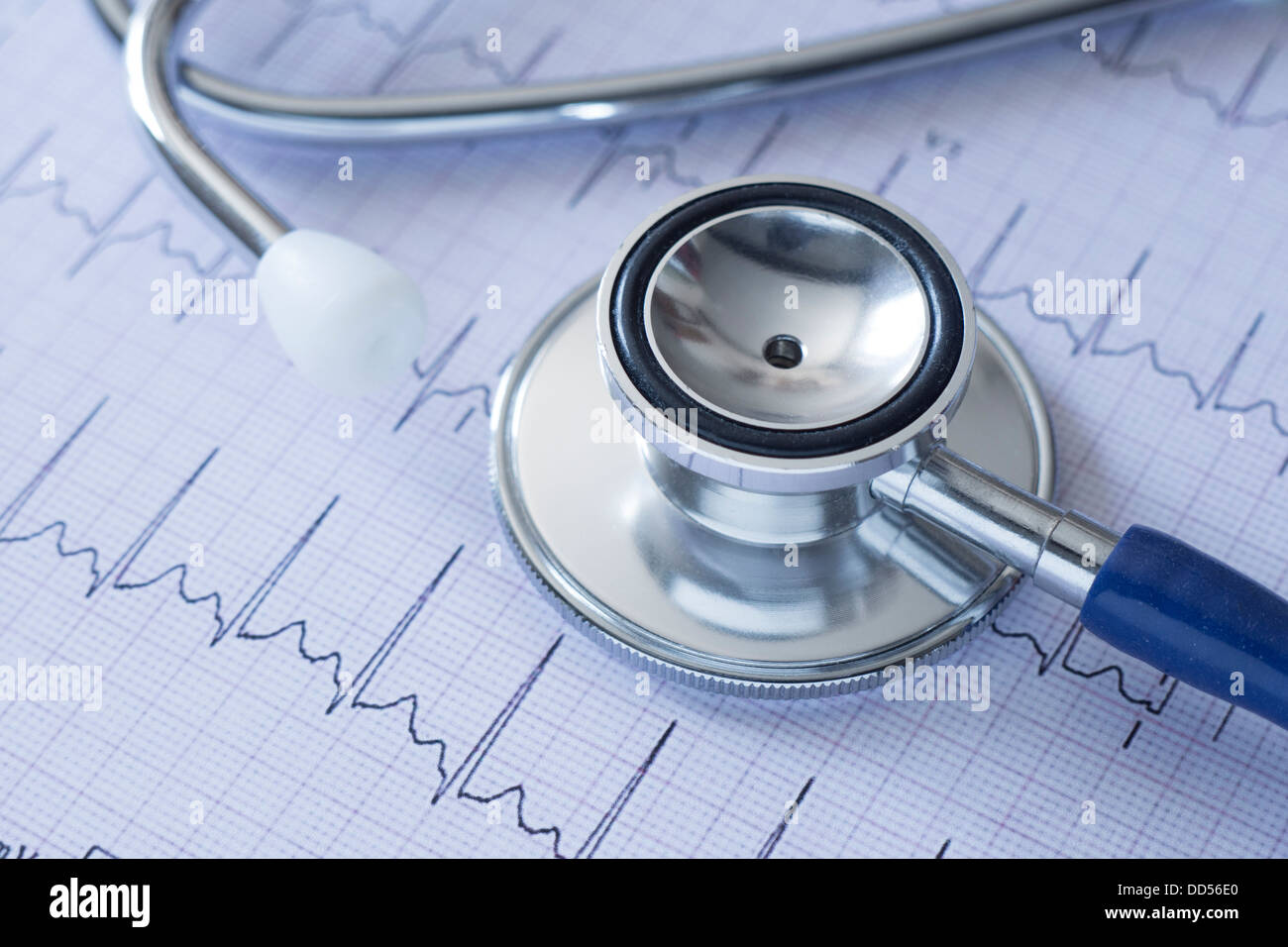 Medizinisches Konzept mit Stethoskop und EKG-Diagramm Stockfoto