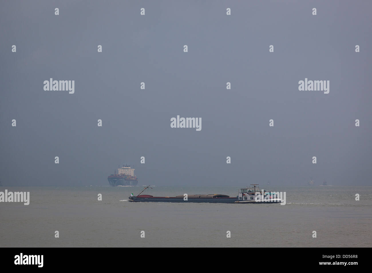 Zwei Schiffe, die Kreuzung bei schlechtem Wetter an der Westerschelde in den Niederlanden Stockfoto