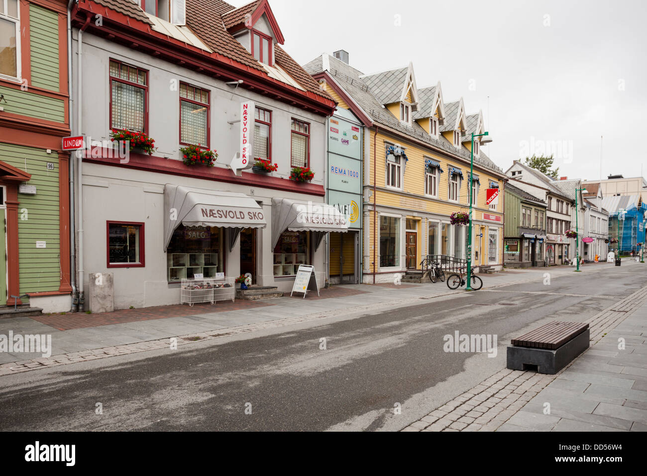 Straßenansicht von Tromsø mit alten Holzhäusern Stockfoto
