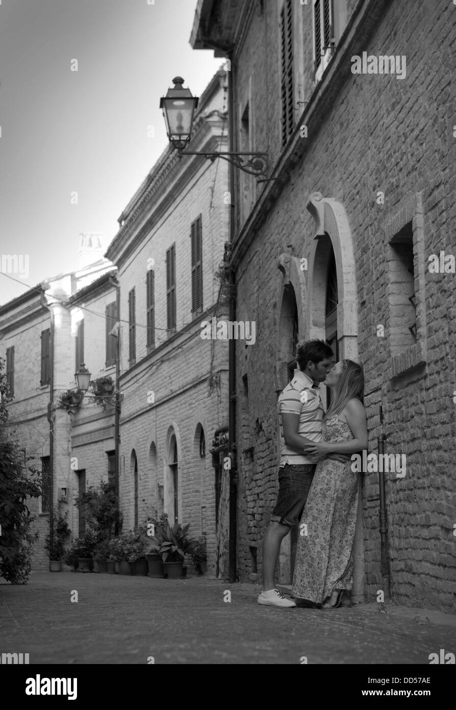 Paar küssen im italienischen Lane Acquaviva Picena Stockfoto