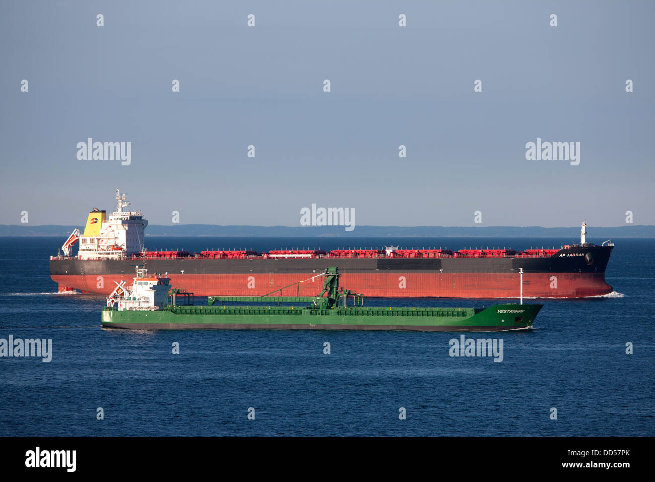 AP Jadran und Vestanhav Bulker Kaufmann Schiff Transport unverpackter Schüttgut in Ostsee Stockfoto